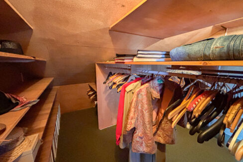 Ankleide Schlafzimmer links DG