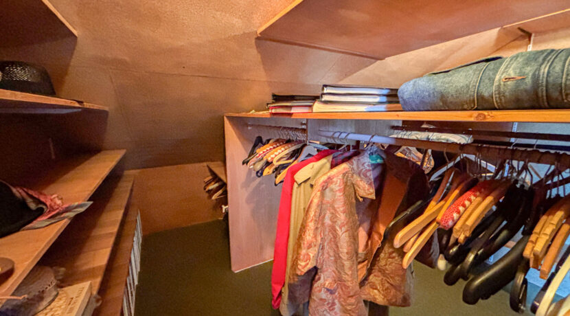 Ankleide Schlafzimmer links DG