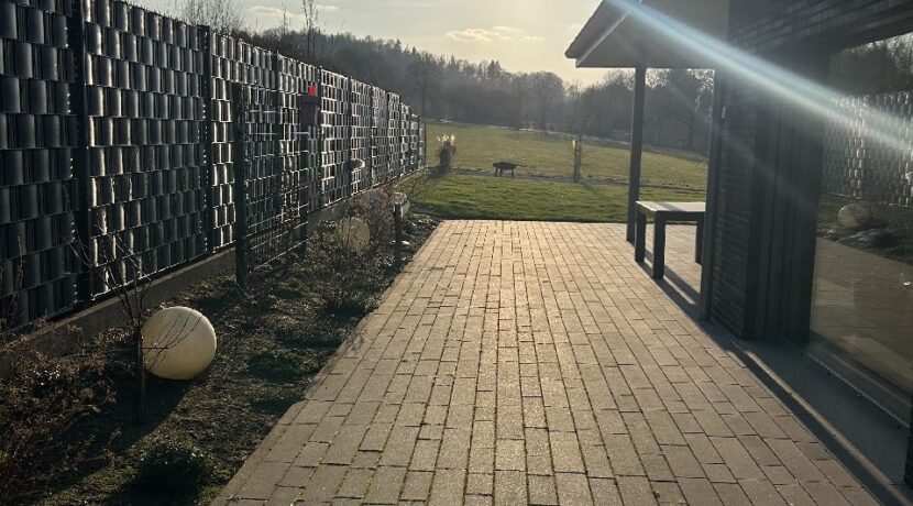 Terrasse hinterm Haus