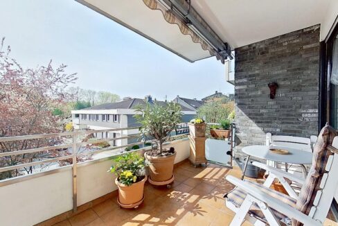 mit großer Terrasse