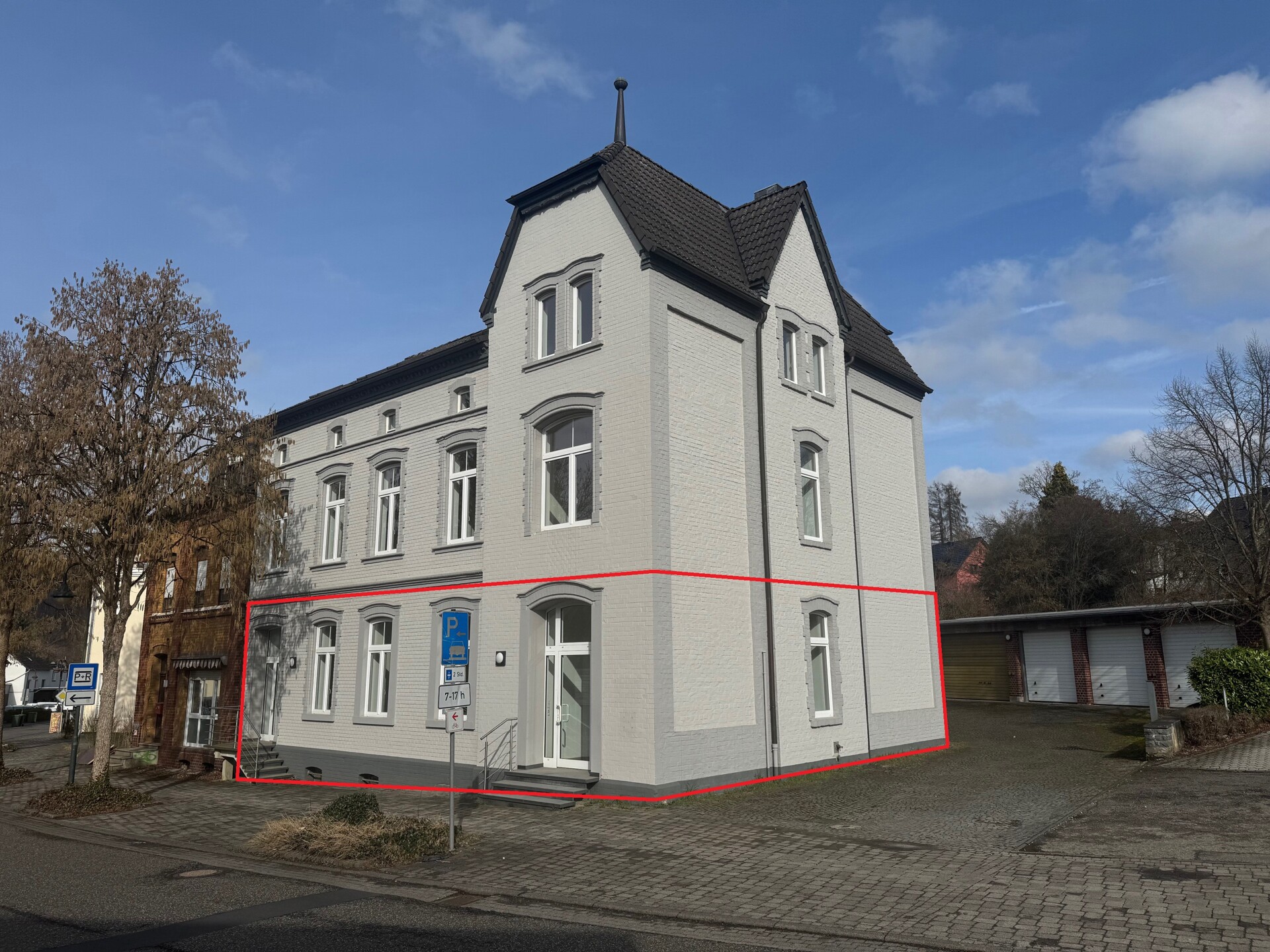 Attraktive Praxis- oder Bürofläche im Erdgeschoss mit Stellplätzen und optionaler Lagerfläche!