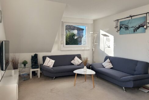 lichtdurchflutetes Wohnzimmer