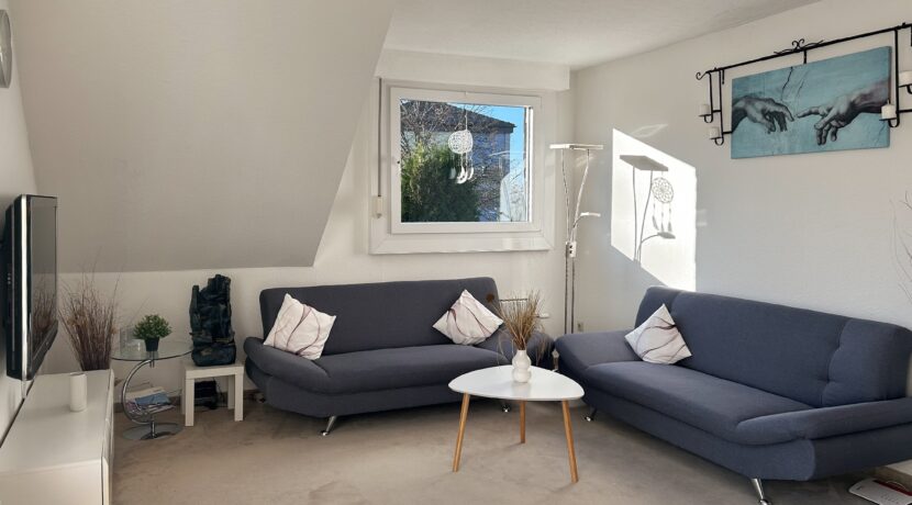 lichtdurchflutetes Wohnzimmer