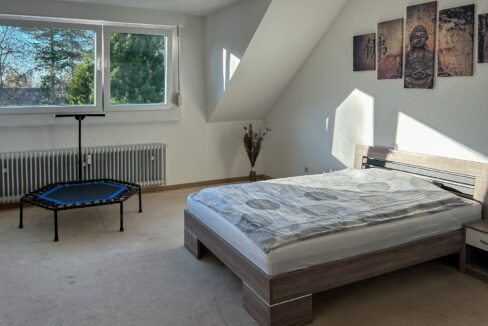 Schlafzimmer mit Blick ins Grüne