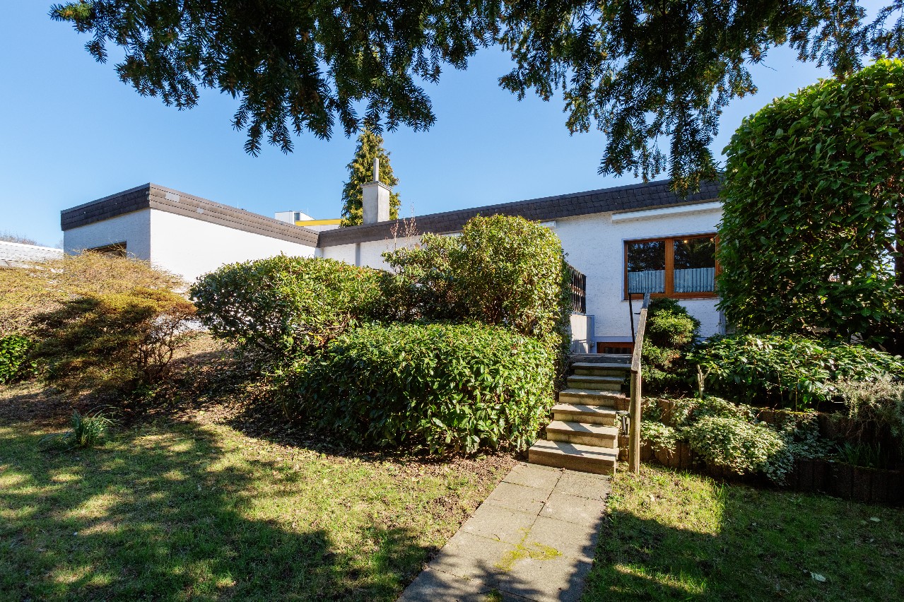 NEU: Teilmodernisierter Bungalow mit ca. 197 m² Wohnfläche + zwei Garagen