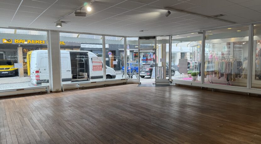 Verkaufsraum mit Blick in die Hohe Straße