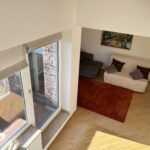 Wohnzimmer mit Balkon