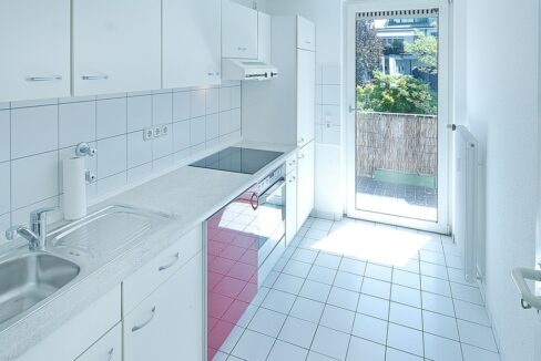 Küche mit Balkonzugang