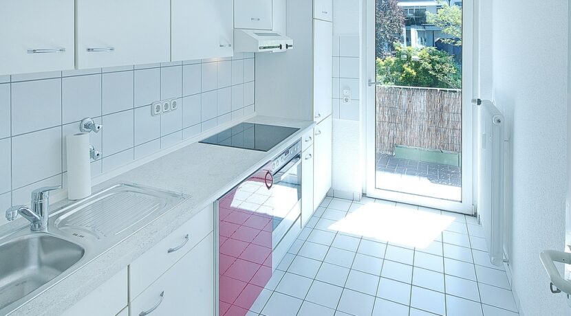 Küche mit Balkonzugang