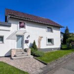 Hausansicht mit Garage