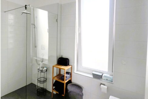 2. Bad mit ebenerdiger Dusche