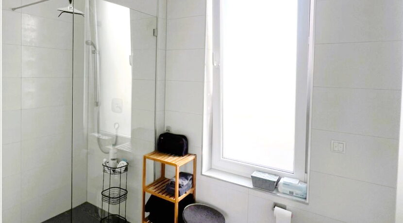 2. Bad mit ebenerdiger Dusche