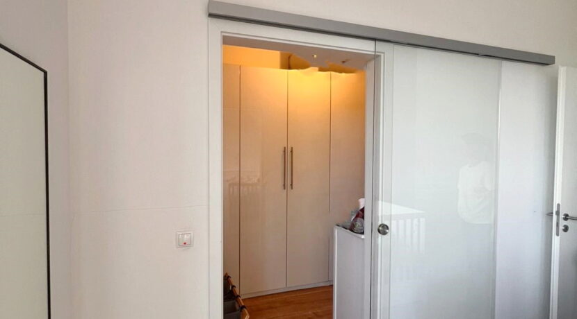 Schlafzimmer mit begehbarem Kleiderschrank