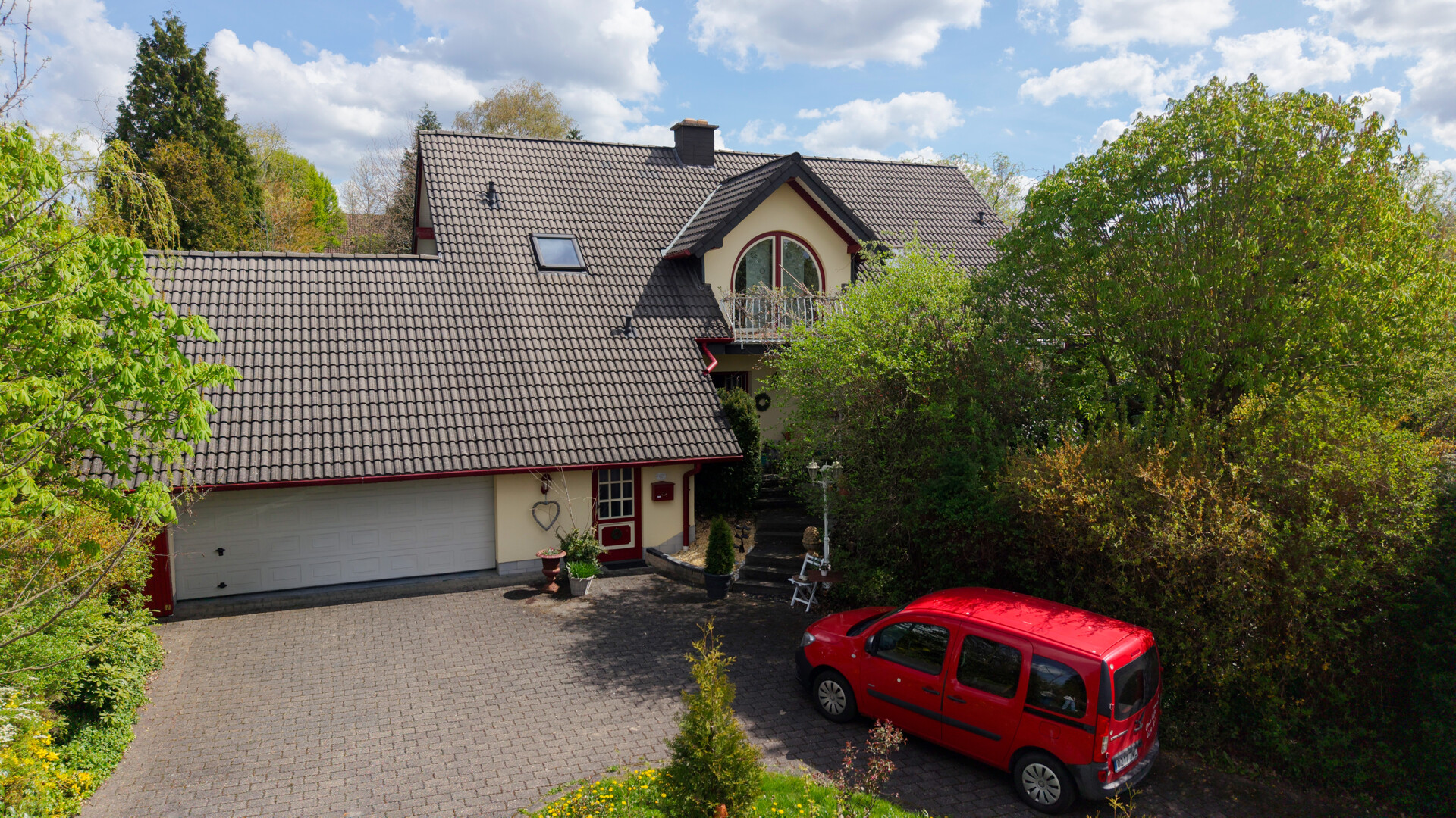 Exklusives Einfamilienhaus mit großzügigem Wohnkonzept und Naturgarten!