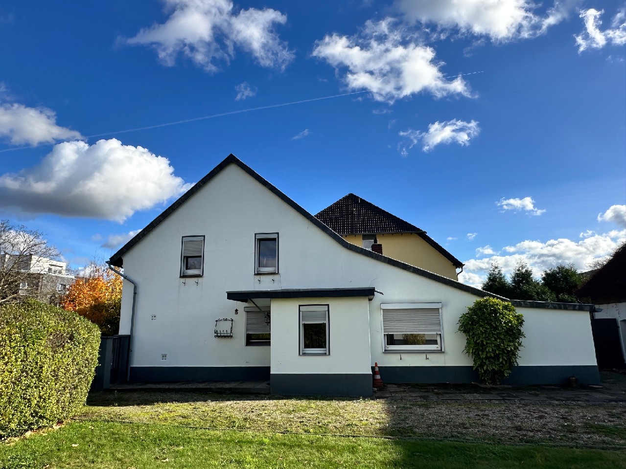 Rheindorf-Süd: Modernisierungsbedürftiges Wohnhaus mit ca. 162 m² Wohnfläche + Scheune