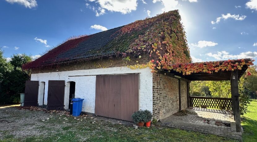 große Scheune mit Carport