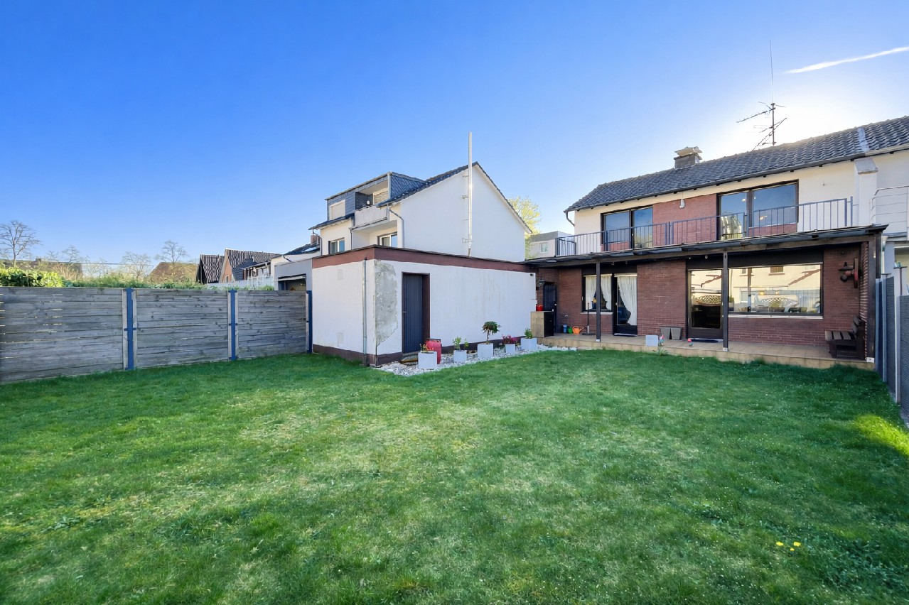 Toplage nahe BayArena: Stilvolle Doppelhaushälfte mit Garten und Doppelgarage