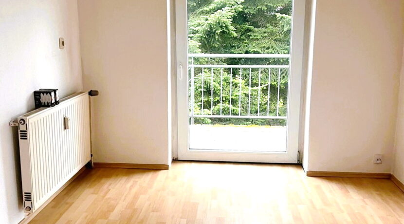 Essbereich mit Zugang zum Balkon