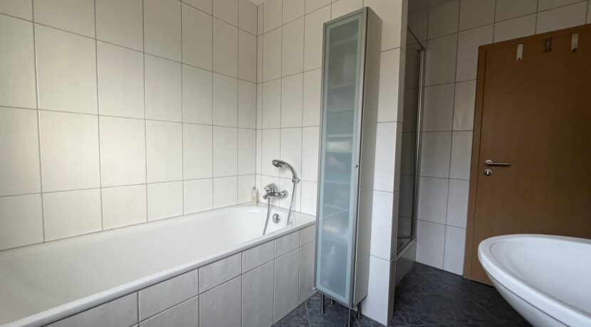 ... mit Wanne und Dusche