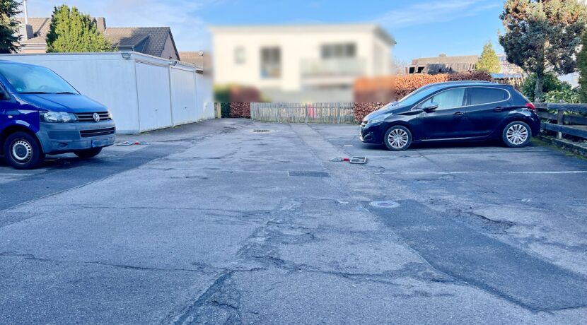 Parkplatz und Garagen