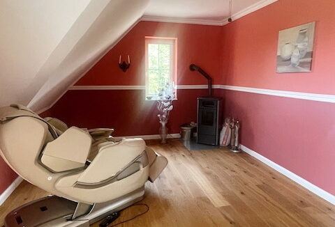 Zimmer mit Pelletofen und Balkon