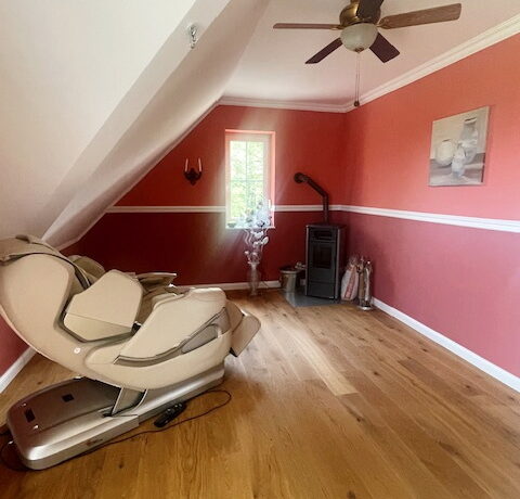 Zimmer mit Pelletofen und Balkon