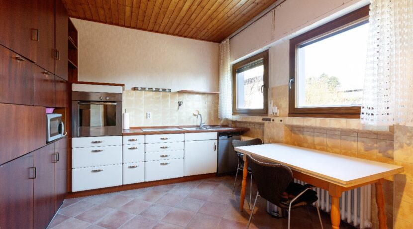 Küche mit Abstellraum