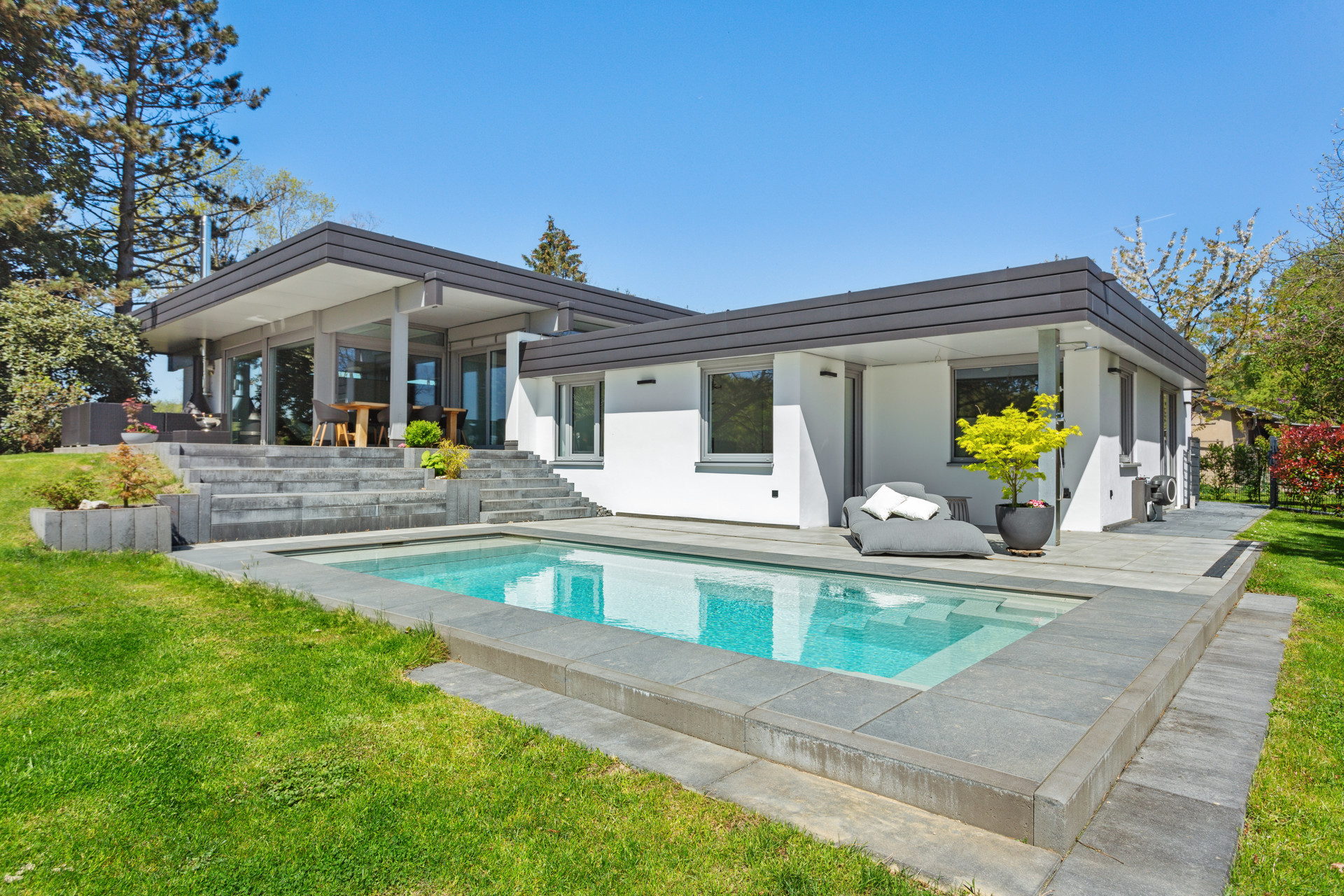 Exklusives Architektenhaus mit Poolanlage, luxuriöser Ausstattung und Möglichkeit zur Pferdehaltung