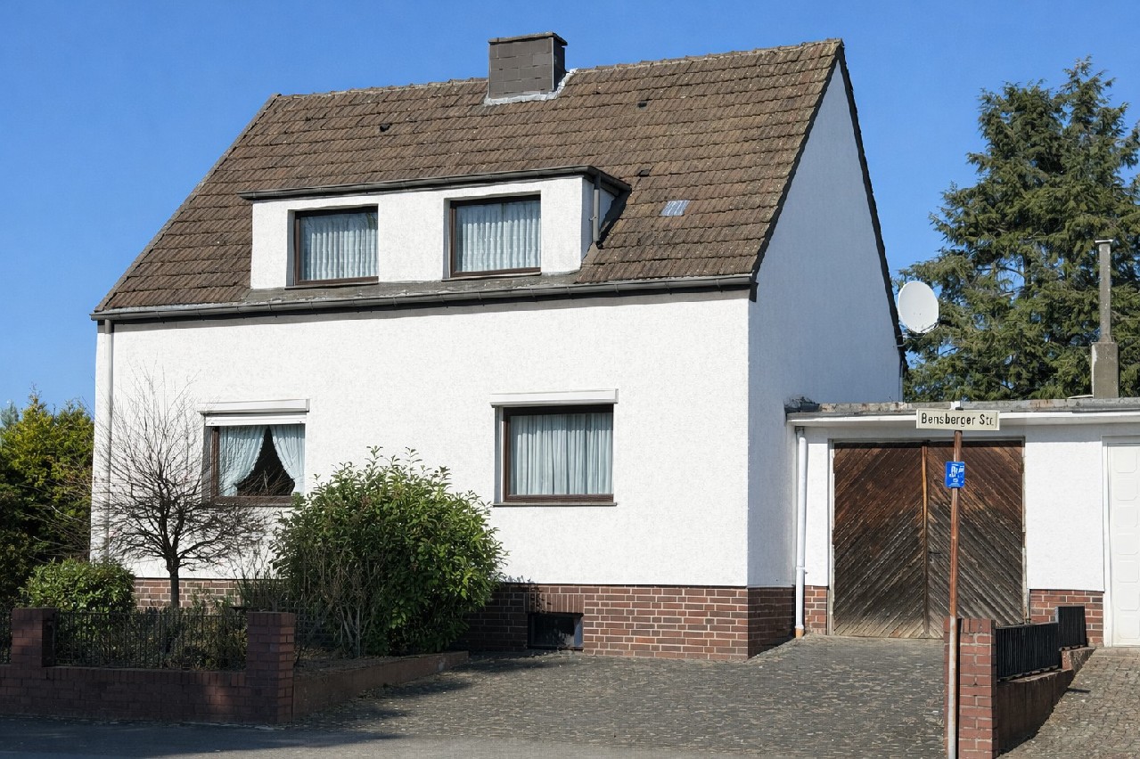 Verkaufsstart: Freistehendes Einfamilienhaus mit Garage, einem gartenseitigen Anbau und Garten