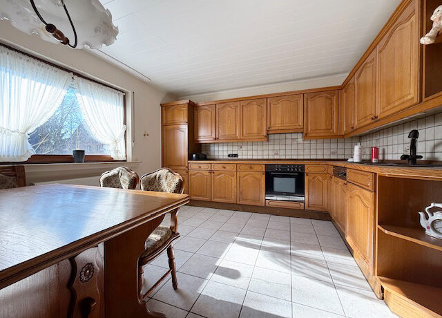 Küche mit Sitzgelegenheit