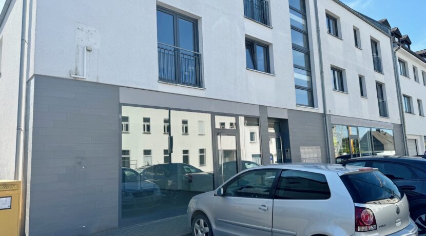 Fensterfront & Parkplätze