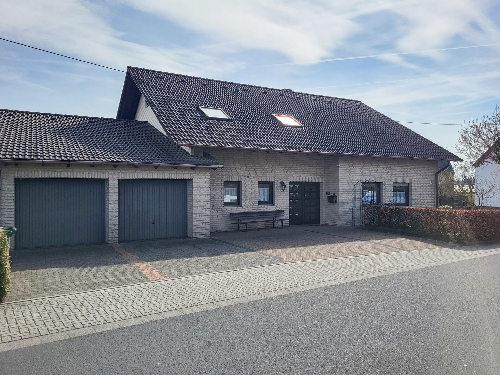 Freistehendes Einfamilienhaus mit barrierefreiem Erdgeschoss, Doppelgarage und großem Garten!