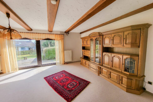 Wohnzimmer mit Zugang zum Garten