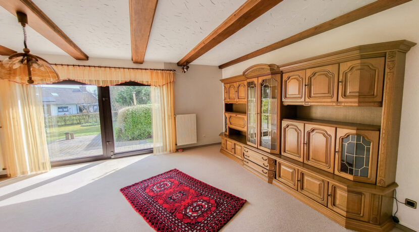 Wohnzimmer mit Zugang zum Garten