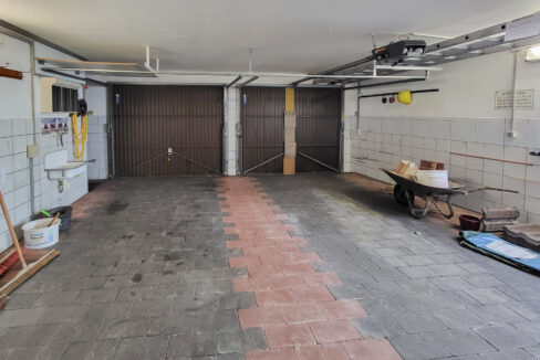Doppelgarage mit Zugang zum EG