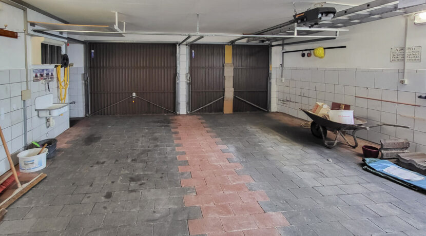 Doppelgarage mit Zugang zum EG