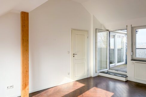 Schlafzimmer mit Zugang zurLoggia