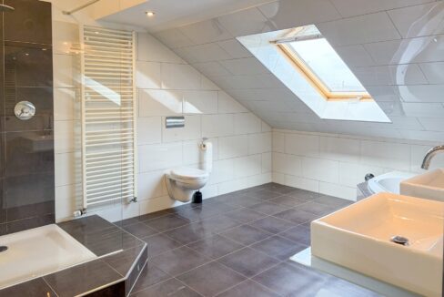 großzügies Badezimmer