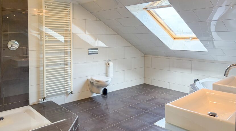 großzügies Badezimmer