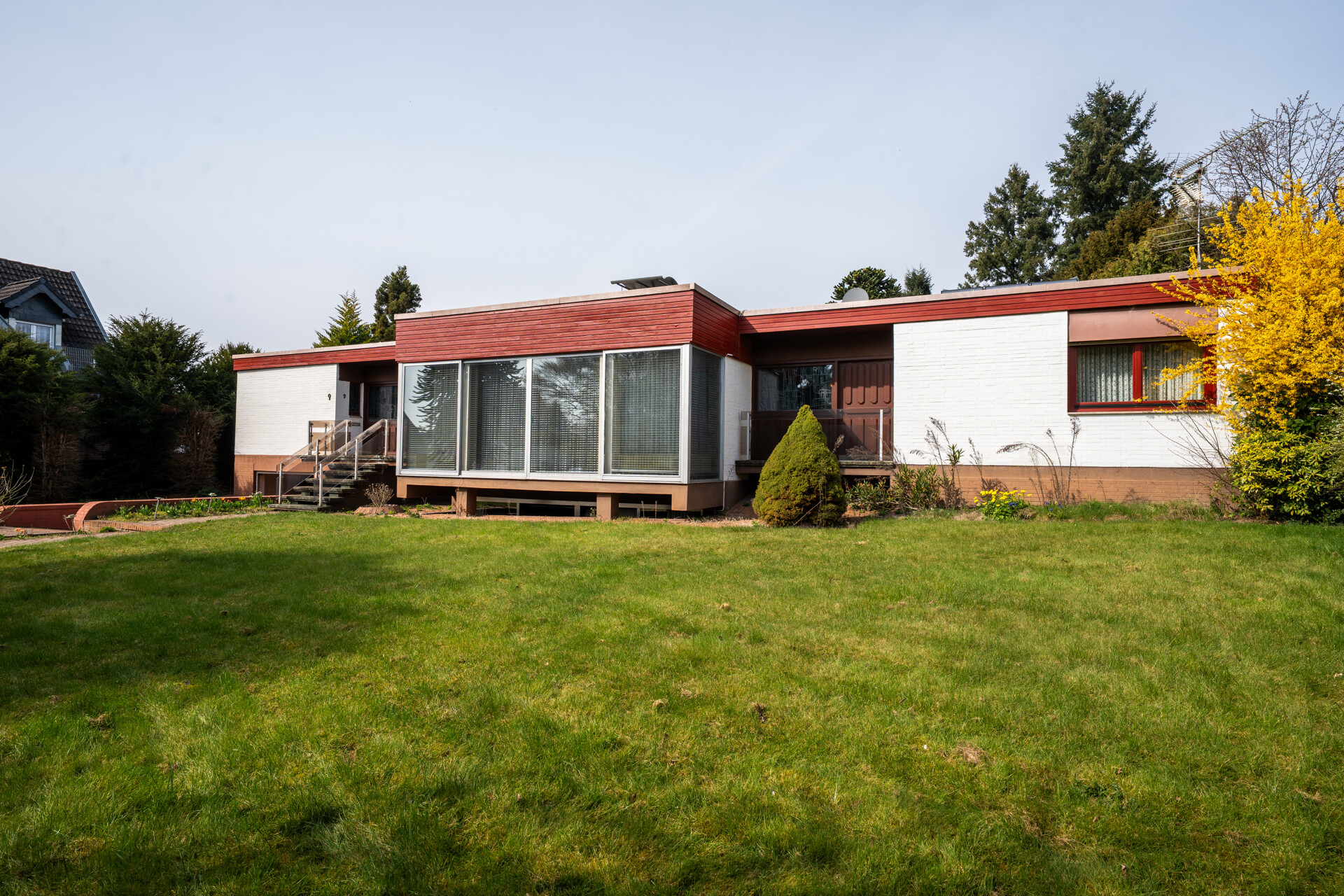 Bungalow-Traum auf 1.484 m² Parkgrundstück: 160 m² Wohnfläche, Wellness Bereich im Keller & Garage!