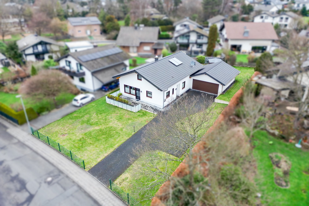 Neuwertiger Bungalow auf einer Ebene mit großer Garage in Königswinter-Thomasberg