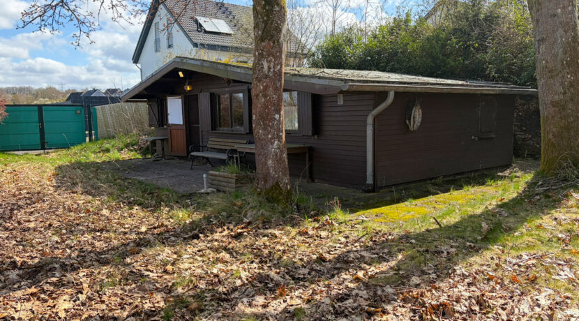 Grundstück mit Ferienhaus