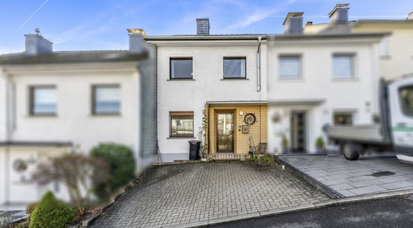 Hauseingang mit Stellplätzen