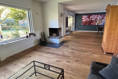 Blick zum Essbereich und Kamin