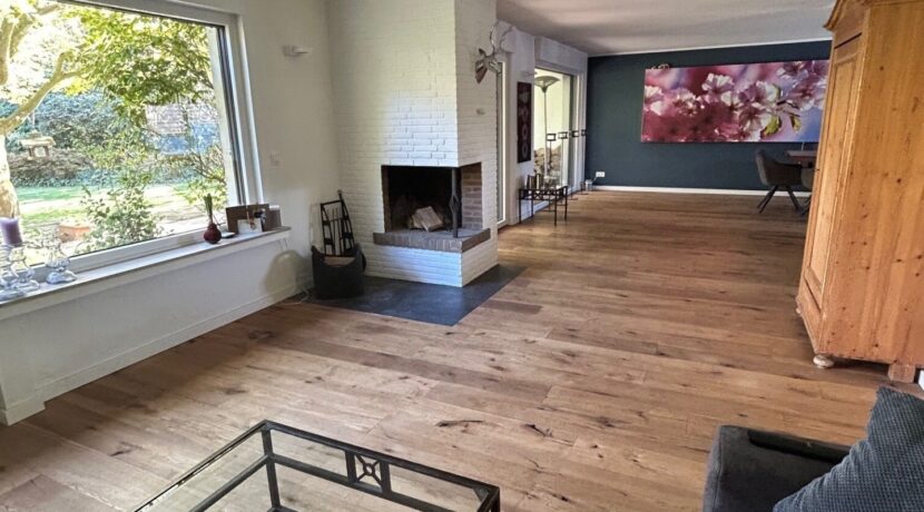 Blick zum Essbereich und Kamin