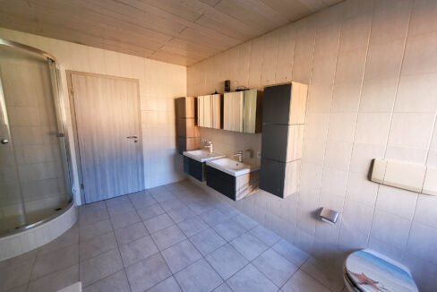 Tageslichtbad mit Wanne und Dusche EG