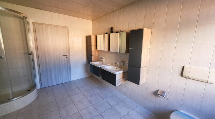 Tageslichtbad mit Wanne und Dusche EG