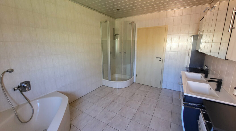 Tageslichtbad mit Wanne und Dusche OG