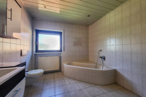 Tageslichtbad mit Wanne und Dusche OG