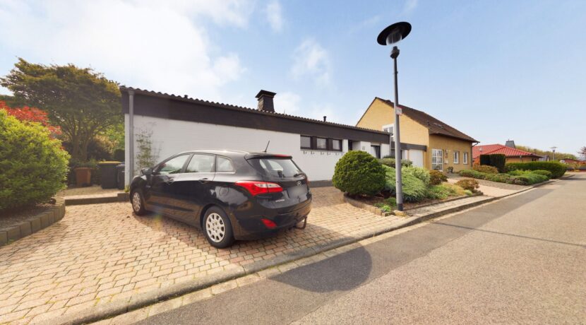 Hausansicht___Separater_Stellplatz___Zugang_Garten